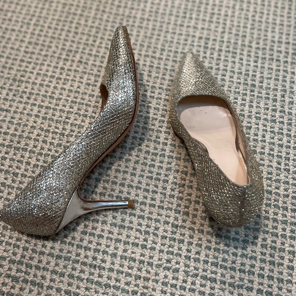 Cole Hahn Grand.os silver pumps